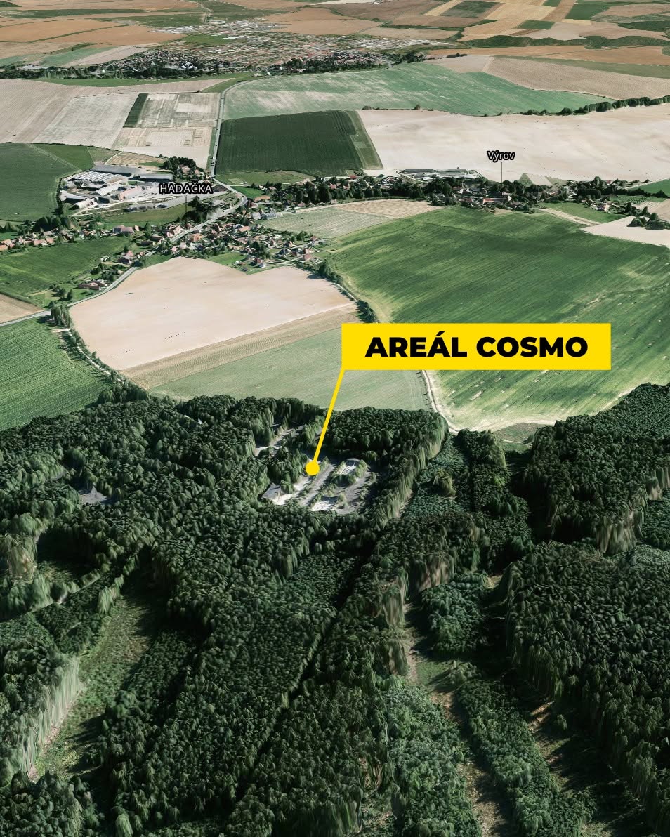 Letecký pohled na Areál Cosmo ukrytý v lesích u obce Výrov nedaleko Plzně